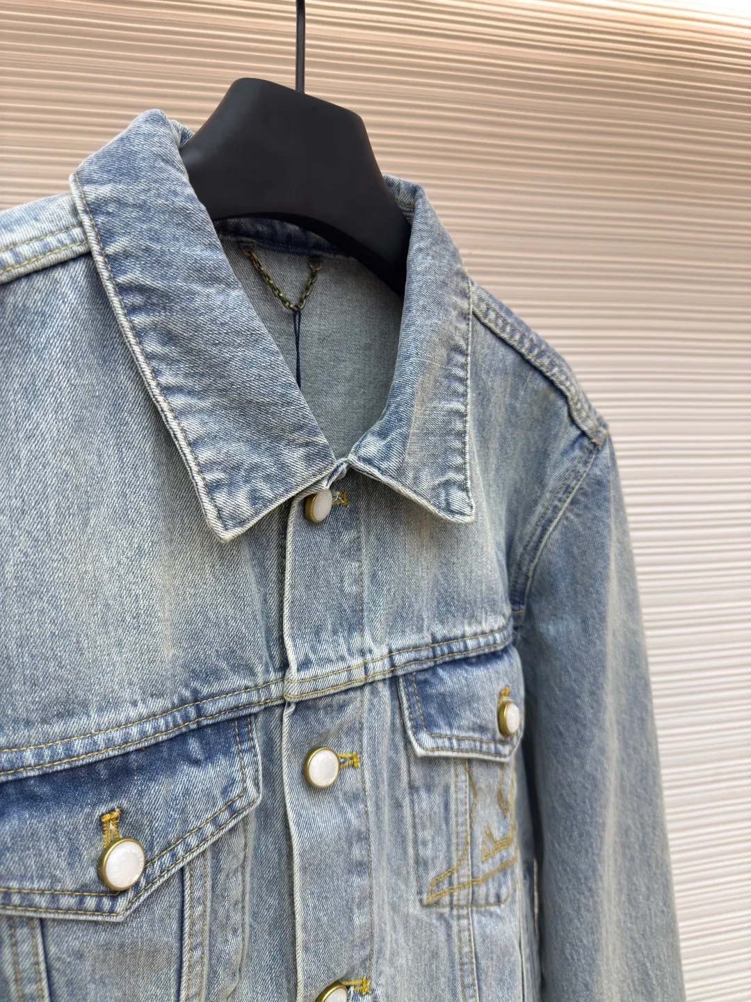 LOUIS VUITTON patch letter denim jacket ●Authentic product: purchased and developed for 16700 ●Item number: 1680028-B35 ●Fabric: denim fabric ●Technology: washed production ●Version: fitted version ●Weight: about 1050 grams ●Size: 46-48-50-52 ●Description: Letters gold gold thread embroidered denim Brand presbyopia logo iconic pattern It has a strong street American style and is very chic. The whole piece is still the same loose version as always, which hides the flesh. The regular denim lapel design gives people a smart and generous look. Customized logo buttons and leather labels come with a full set of accessories. It is cool, stylish and fairy-like. It is also an absolute C-position piece and is highly recommended!  Very heavy work, exquisite details, special washing process, multiple washings can show the same perfect washing color effect as the original. The overall wiring is straight and delicate, the fabric is comfortable and soft, and the color is consistent without color difference. It can be matched with the same style to create a fashionable look and control various occasions. Customized accessories, complete with three standards, same style for men and women!